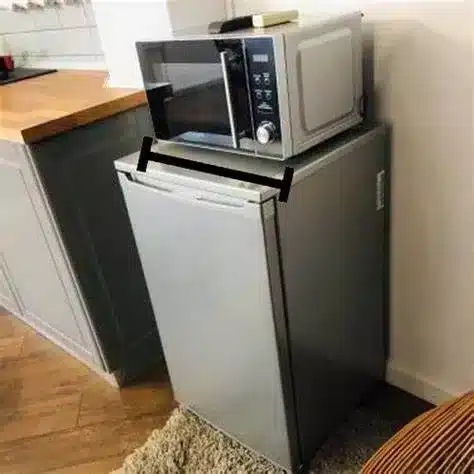 can-you-put-a-microwave-on-a-mini-fridge